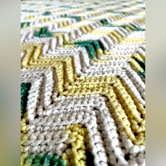 VINTAGE CROCHETED ZIGZAG THROW - Picture 5 of 7